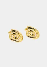 Par de aros dorados con forma de espiral, hechos de acero quirúrgico hipoalergénico.