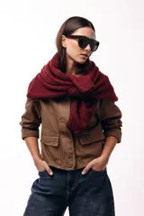 Campera corta color marrón, con cuello alto estructurado, cierre frontal y bolsillos delanteros con solapa. Presenta puños y cuello en tejido acanalado, con un diseño de corte recto y minimalista.