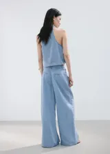 Pantalón wide leg de tiro medio confeccionado en denim suave de color celeste, con diseño de pernera ancha y fluida.