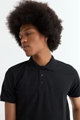 Remera tipo polo de manga corta, color negro, con cuello clásico y cierre frontal de tres botones.