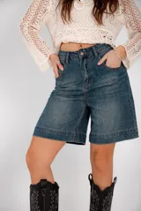 Bermuda de jean azul de tiro alto y corte ancho.