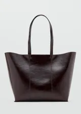 Bolso tipo shopper de gran tamaño en color marrón oscuro, con acabado brillante y textura lisa. Presenta un diseño minimalista con costuras visibles y estructura flexible.