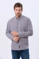 Camisa de manga larga con estampado de cuadros pequeños, cuello abotonado y bolsillo frontal en el pecho con logo bordado.
