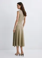 Vestido midi sin mangas color verde militar, con cuello alto envolvente y silueta evasé con costura diagonal en la falda.