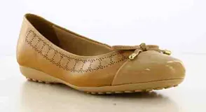 Balerina Bottero color marrón, con puntera de charol y detalle de lazo con herrajes dorados. Presenta un diseño con perforaciones decorativas en el lateral.
