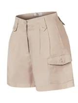 Short de lino orgánico color crema, de tiro alto con pinzas, bolsillos cargo laterales y cierre frontal con botones.
