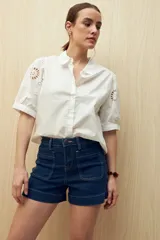 Short color beige con bolsillos delanteros y traseros, de tiro alto.