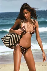Bolso tipo shopper de yute 100%, con diseño de rayas y chevron en tonos negro y tostado, asas de hombro trenzadas y forma trapezoidal.