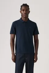 Chomba de piqué de algodón en color azul marino, con cuello clásico, cierre frontal de dos botones y logo pequeño bordado en el pecho.