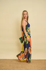 Vestido largo de gasa de seda con estampado floral en tonos amarillos, naranjas y verdes, sin mangas y corte al bies con caída fluida.
