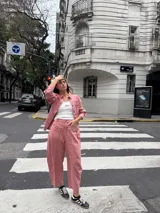 Pantalón de denim corte balón, color azul claro, con bolsillos frontales y diseño amplio en las piernas.