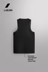 Musculosa deportiva Zara Athleticz de tejido ligero y elástico con paneles laterales de malla transpirable. Presenta cuello redondo, sisas amplias y bajo con aberturas laterales.