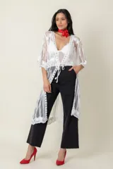 Túnica blanca de tul bordada en hilo, con mangas cortas y terminación de blonda bordada.