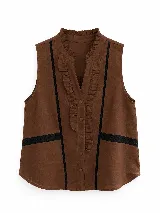 Chaleco marrón sin mangas, con escote en V y cuello alto con volados. Presenta detalles de encaje negro a lo largo del frente y cierre central con botones.