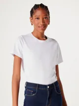 Camiseta básica de manga corta con cuello redondo, confeccionada en tejido de algodón suave y ajuste entallado.
