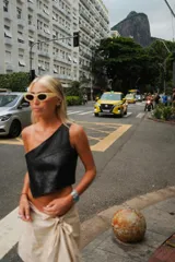 Top color crema de cuero sintético, con un solo tirante ancho y corte asimétrico.