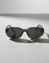 Lentes de sol geométricos color verde oscuro con lentes polarizados TAC japoneses antirayaduras y con film super hidrofóbico.