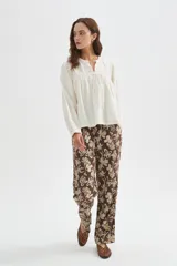 Babucha de viscosa con estampado floral en tonos marrones y beige, de corte recto y ajuste cómodo.