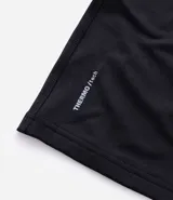 Remera deportiva térmica de manga larga color negro, con cuello alto y cremallera frontal. Presenta sisas raglán y recortes, sin estampado.