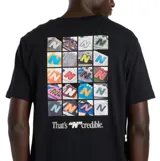 Remera de algodón color negro, de manga corta y cuello redondo. Presenta el logo de la marca estampado en el centro del pecho y un gráfico tipo collage en la espalda.