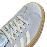 Zapatillas Adidas Gazelle Bold W, color celeste con las tres tiras laterales blancas y suela de plataforma marrón.