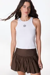 Musculosa marrón de tejido rib elástico con cuello redondo, diseño sin mangas y detalle de bordado decorativo en el centro del pecho.