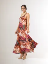 Vestido largo de satén italiano con estampado geométrico multicolor, tirantes finos y corte amplio de caída fluida.