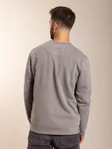 Sweater azul de cuello redondo y manga larga.