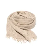 Pashmina de textura rugosa en color beige, con terminaciones desflecadas en los extremos.