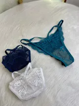 Tanga de encaje con diseño regulable, confeccionada en tela suave y elastizada con forro de algodón.