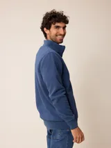 Campera de polar bordó con cierre frontal completo, cuello alto y puños elásticos. Presenta un diseño liso con logo bordado en el pecho.