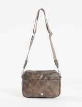 Bandolera pequeña de cuero sintético marrón con efecto desgastado, con doble cierre y estuche removible. Tiene una correa de tela ajustable en color beige.