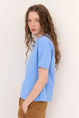 Remera de manga corta y cuello redondo color crudo, corte clásico y holgado.