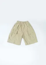 Short color marrón claro, de corte ancho y largo hasta la rodilla, con cintura elástica y múltiples bolsillos tipo cargo.