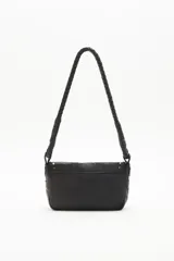 Cartera de mano tipo baguette confeccionada en cuero vacuno negro, con solapa decorada mediante diseño calado y tachas metálicas. Presenta una correa trenzada y un pañuelo estampado anudado en uno de sus laterales.