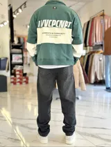 Buzo de cuello polo y medio cierre, con diseño de bloques de color en gris y blanco, de corte oversize y mangas largas.
