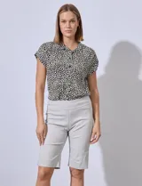 Bermuda biker negra de gabardina elastizada, con pretina ancha elastizada.