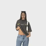 Remera de algodón con efecto acid wash gris oscuro, de corte oversize, cuello redondo, mangas cortas y estampa frontal en tono amarillo.