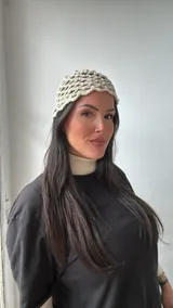 Gorro tipo bucket de crochet color crudo con hilo dorado.