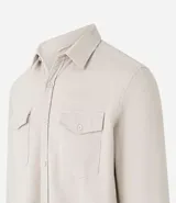 Camisa de hombre confeccionada en terciopelo de algodón, con cuello clásico, cierre frontal de botones y dos bolsillos con solapa en el pecho. Presenta un corte regular y mangas largas con puños abotonados.