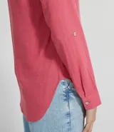 Camisa de manga larga confeccionada en mezcla de viscosa y lino, con cuello tipo padre, escote en V y cierre frontal con botones. Presenta un diseño con dobladillo tipo mullet, siendo más largo en la parte posterior.