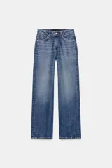 Jeans de tiro alto con cinco bolsillos, pernera recta y larga, confeccionados en denim azul con efecto deslavado y cierre frontal con cremallera y botón metálico.