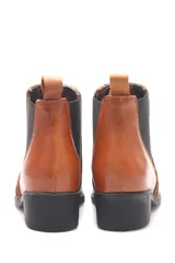 Bota de cuero color marrón con estampado animal print, elástico negro en los laterales y taco bajo.