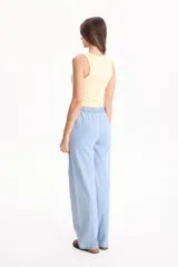 Jean amplio y liviano de color negro, corte wide leg con cintura elastizada y cordón ajustable.