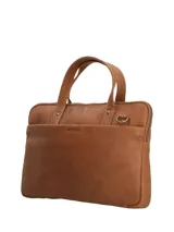 Maletín Hush Puppies modelo Th Freddie, confeccionado en cuero natural color tostado. Cuenta con un compartimento principal con cierre de cremallera, bolsillo acolchado interior para laptop, bolsillos exteriores delantero y trasero, doble asa de mano y herrajes metálicos en tono bronce.