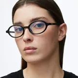 Lentes con filtro de luz azul, marca Oba, modelo Black. Montura geométrica negra de acetato, con lentes transparentes CR39 y protección UV400.
