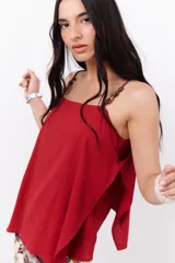 Musculosa blanca de breteles finos y corte recto.