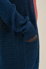 Cardigan largo tejido en jersey con lurex, color azul con brillo, con bolsillos en el frente.