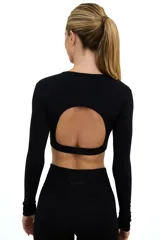 Top deportivo negro de manga larga, escote redondo y espalda descubierta.
