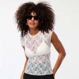 Camiseta blanca de encaje con calados, sin mangas y cuello redondo.